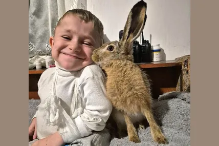 Зайчик Петрик шепоче Станіславу на вушко... Фото Надії Дудік