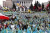 У Києві чоловік заради хайпу намагався пошкодити прапорці на Майдані