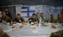 «Слуги» їдять. Воїнам дозволили посидіти поряд...»