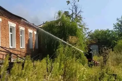 Гасіння пожежі у Вовчанську. Фото: ДСНС у Харківській області