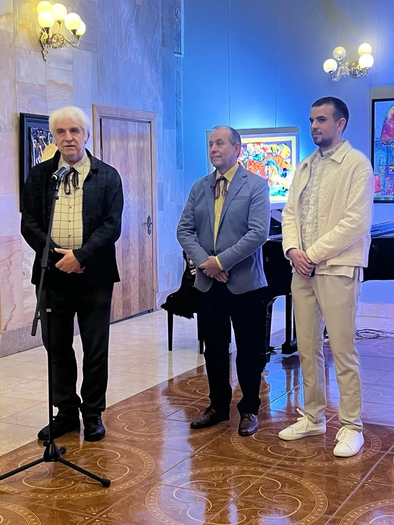 Роман Яців вітає батька і сина Опалинських з першою спільною виставкою в Україні.
