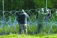 Кордон з Білоруссю укріплюють колючим дротом