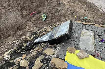 Росіяни зруйнували пам’ятник Герою України Василю Сліпаку