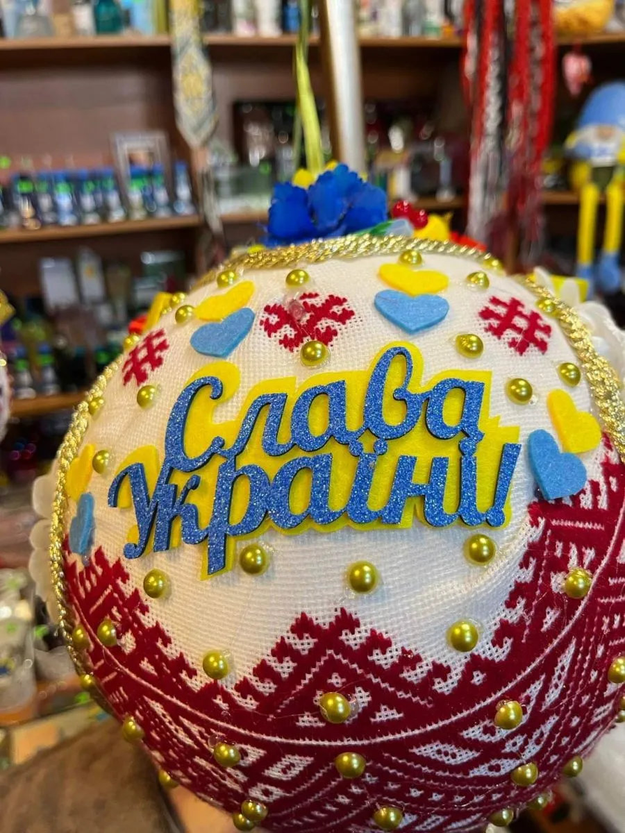 Ялинкова прикраса в патріотичному стилі.
