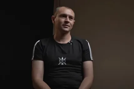 Військовий, якому на тілі випалили напис «Слава росії», після російського полону хоче повернутися на службу. Фото: Скриншот із відео United24