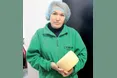 Дружина воїна виготовляє сир