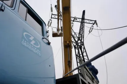 росія атакувала енергетичну інфраструктуру України: пошкоджене обладнання «Запоріжжяобленерго», частина споживачів без світла. Фото: Укрінформ