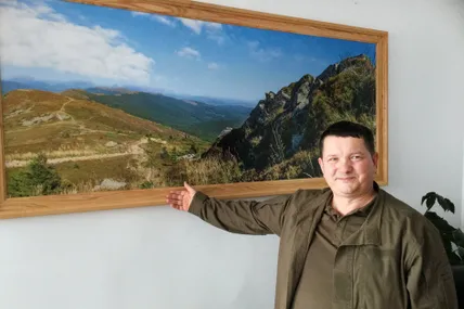 Директор НПП «Бойківщина» Віталій Земан пишається тим, що на території парку беруть початок дві великі європейські річки — Сян і Дністер. Фото автора.