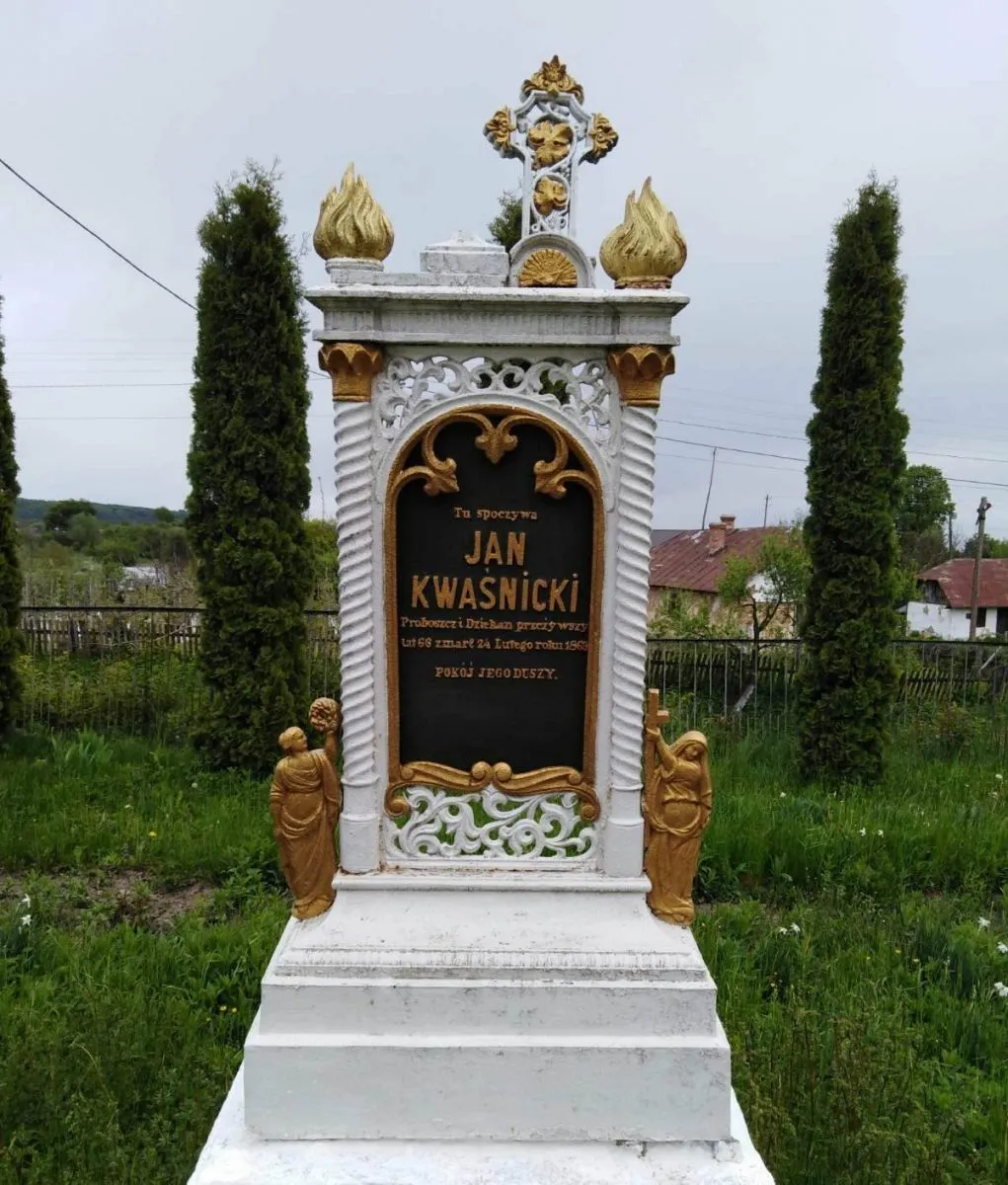 Пам’ятник на могилі отця Яна Квасніцького, який колись своїми молитвами розганяв грозові хмари і викликав на поля селян благодатний дощик. Фото Ігоря Чернецького.
