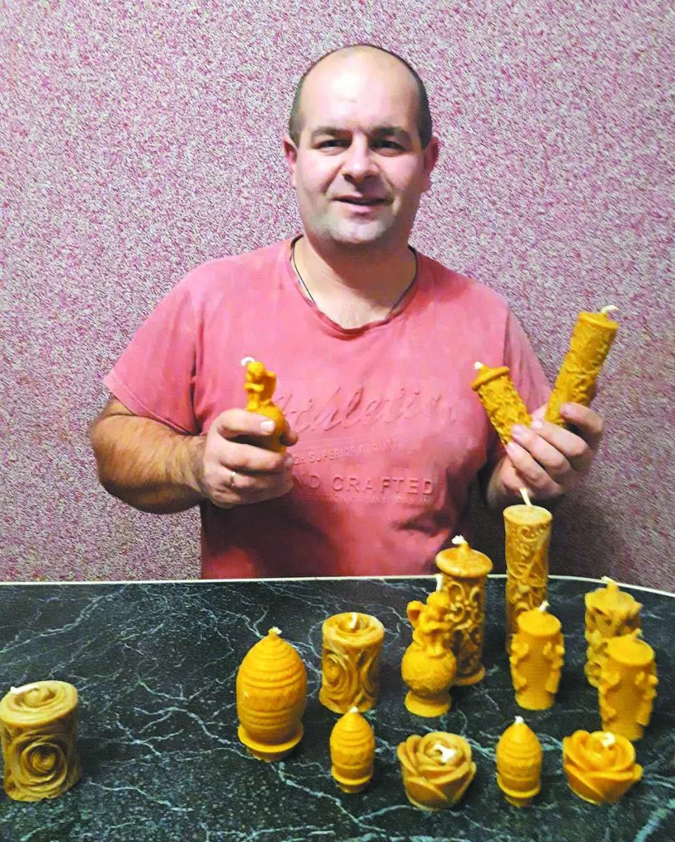 Пасічник Микола Гундер розповідає, що процес створення різдвяної свічки триває близько години.