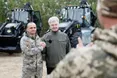 Порошенко привіз десантно-штурмовим підрозділам дрони, квадроцикли і екскаватори
