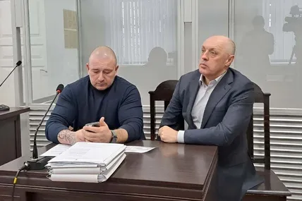 Адвокат В’ячеслав Делія зі своїм підзахисним, міським головою Полтави Олександром Мамаєм