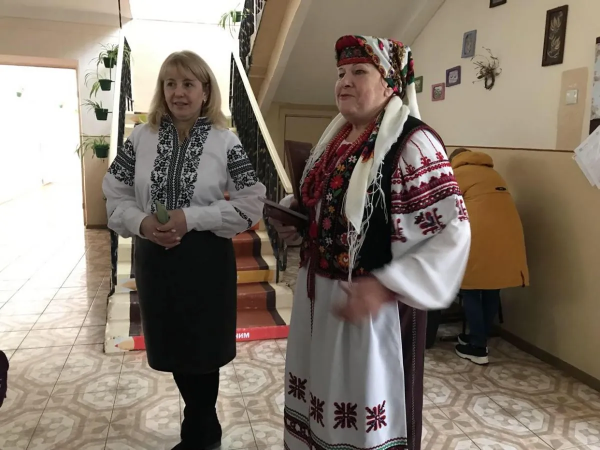 Гостей зустрічали директорка школи Оксана Кебус (зліва) та керівниця Народного дому села Гусаків Марія Тарас.
