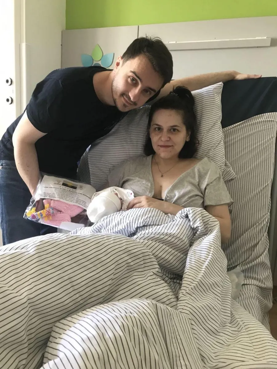Ірина Барська з чоловіком і донечкою Соломійкою з подарунком.