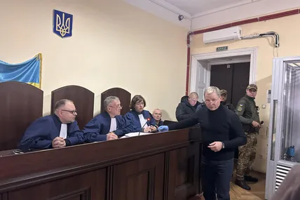 Адвокат обвинуваченого Ігор Сулима звернув увагу суду на деформацію гільзи. Фото авторки