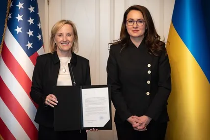 Перша віцепремʼєрка — міністерка економіки України Юлія Свириденко (праворуч) та тимчасово повірена у справах США в Україні Джулі С. Девіс. Фото із соцмереж Юлії Свириденко