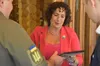 Посол Великої Британії вразила усіх своїми аксесуарами та манікюром у синьо-жовтих кольорах