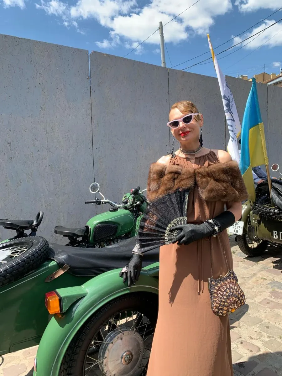 Розкішна львів’янка Роксолана одягнена в ретро-стилі.