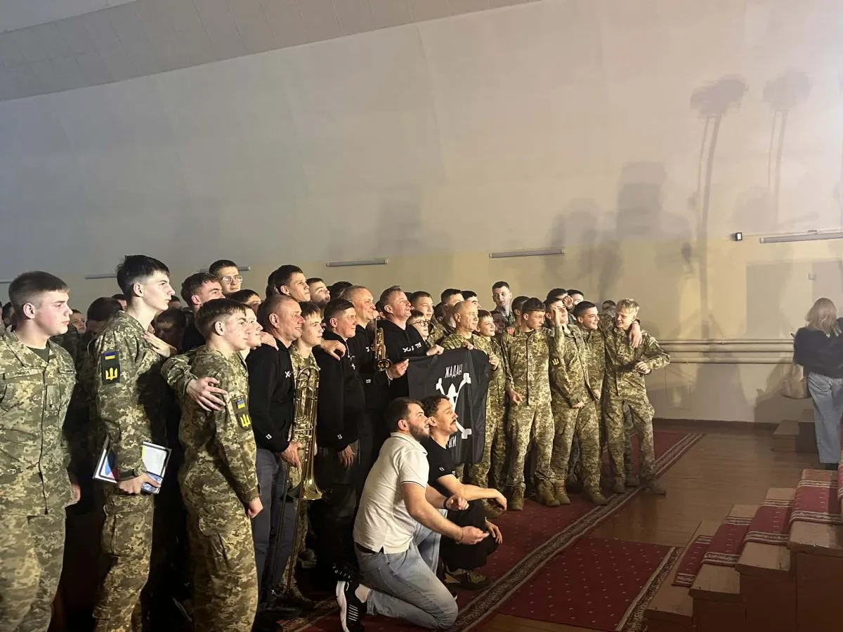 Ліцеїсти сфотографувалися на згадку з Сергієм Жаданом