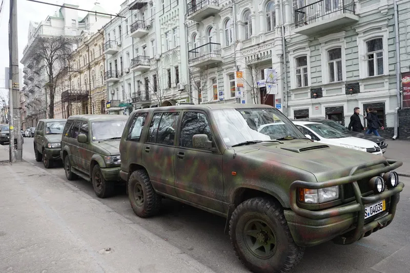 Позашляховики, які передали волонтерам Благодійного Фонду допомоги армії «Повернись живим!».