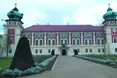 У Ланьцутському замку серед зими цвітуть кущі