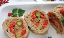 М’ясний рулет з овочами та маринованими огірками