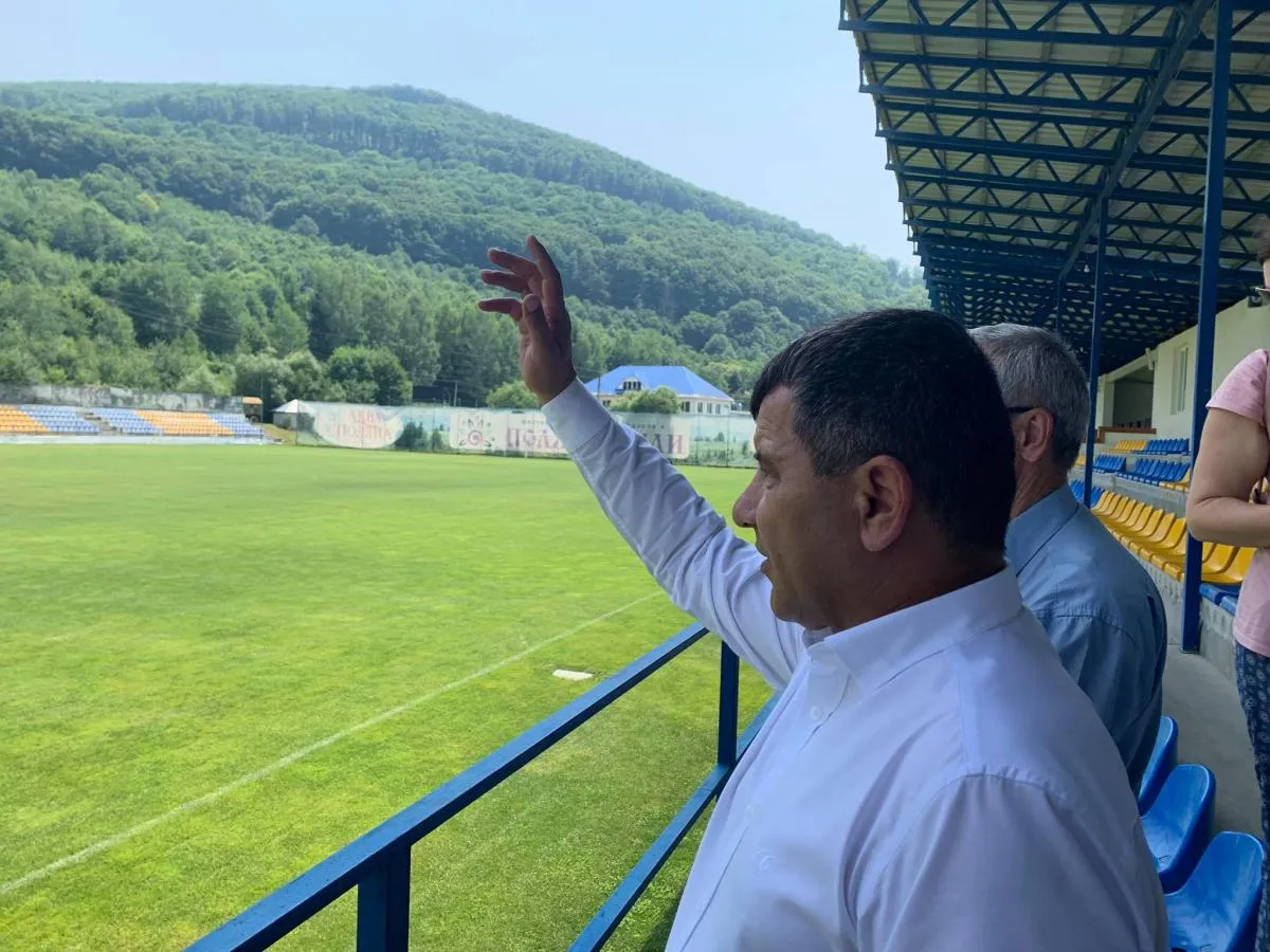 Іван Дрогобецький показує своє футбольне дітище - стадіон, де грає місцева команда.
