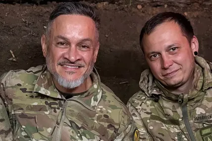 Ектор Хіменес-Браво з бійцем полку «Ахіллес». Джерело: hectorjimenezbravo