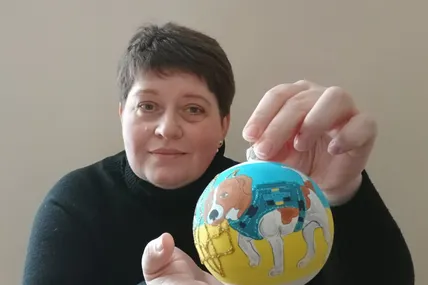 Новорічні іграшки від Оксани Райник передають дух нашого буремного часу. Фото автора