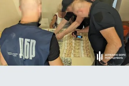 Обшук у затриманого. Фото: ДБР