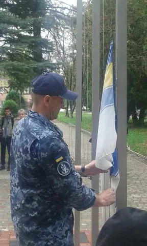 Прапор, який підняли на «малій батьківщині» Андрія на знак солідарності з полоненими моряками, тепер поїде до Одеси.