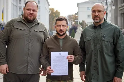 Керівництво України із підписаною заявкою на пришвидшений вступ до НАТО.