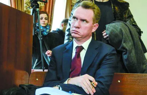 У команді президента кажуть, що оновлення ЦВК гальмується через те, що “Опоблок” наполягає на повторному обранні туди нинішнього голови Михайла Охендовського. А в “ОБ” заявляють, що пропонують зовсім інших кандидатів... 
