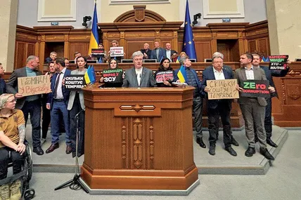 «Європейська Солідарність» заблокувала парламентську трибуну, вимагаючи відставки не двох міністрів, підозрюваних у корупції, а всього уряду
