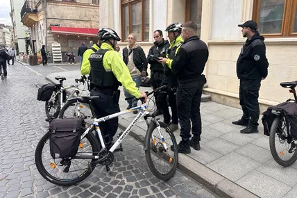 Працівники "Муніципальної варти" вимагали покинути локацію та звинувачували у захопленні території міста. Фото автора