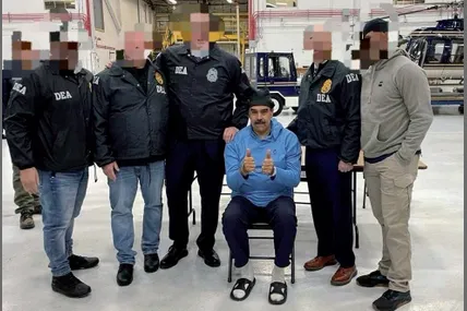 Екслідер Венесуели Ніколас Мадуро й співробітники правоохоронних органів США в аеропорту Stewart (штат Нью-Йорк). Фото Х