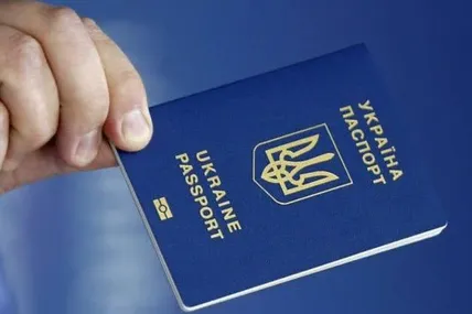 Громадянам України необхідно замінити «продовжені» закордонні паспорти. Фото: Львівич