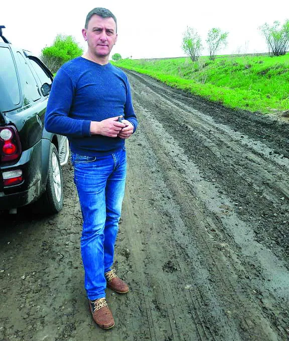Мар’ян Мазур показує журналісту “ВЗ” дорогу до села Стрілецького