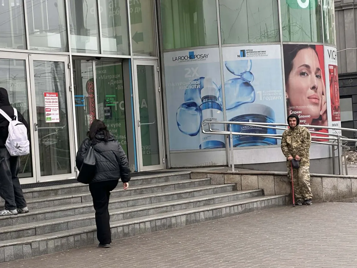 Нещодавно людина у військовій формі просила гроші біля « Скрині»