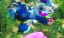 Нетвереза мама спала у траві. Поруч з нею – четверо заплаканих діток