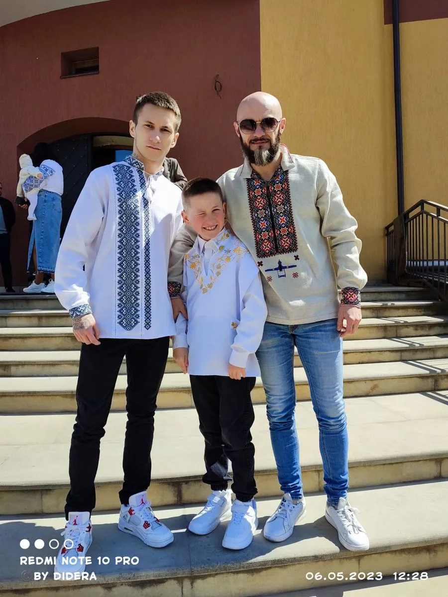Роман Дідера з синами у власноруч вишитій вишиванці