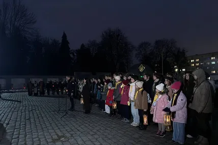 Пластуни принесли Вифлеємський вогонь миру на могили загиблих військових. Суспільне Львів