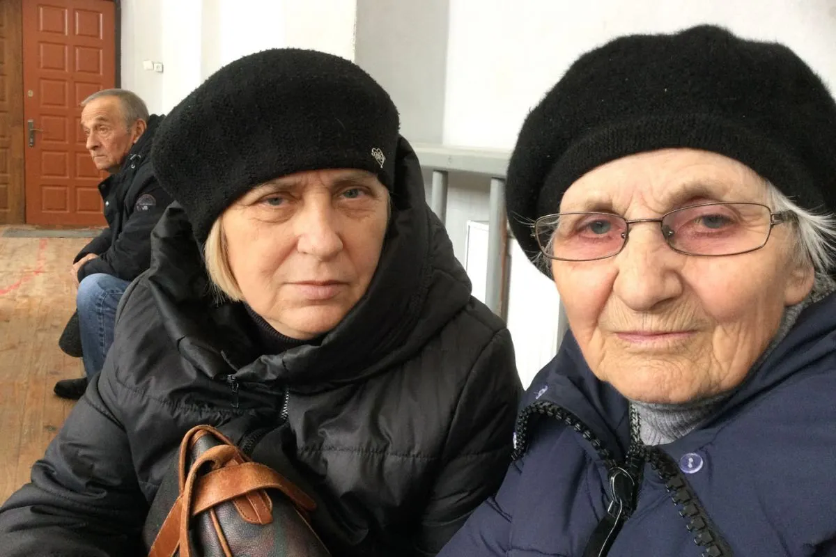 Теплі спогади про Михайла бережуть його мати Марія Михайлівна і хрещена мати Стефанія Миколаївна. Фото автора.