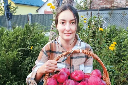 Галині Батюсь особливо припали до душі червонощокі яблука сорту Слава переможцям. Фото з архіву Галини Батюсь