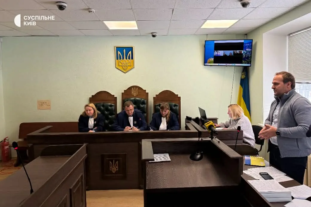 Порожні крісла там, де мали б сидіти відповідач - експрезидент-втікач і його адвокати. Фото «Суспільного»