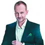 «Коли якась жінка хоче зі мною сфотографуватися, донечка підбігає, стає поруч до фотографії і каже: «Це мій тато!»