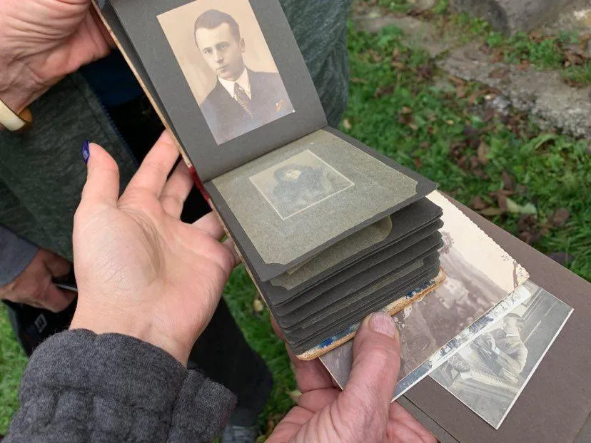 Наталія Смоляна демонструє родинний альбом. Якщо усі фото в ньому підписати, вони матимуть додаткову цінність. Фото автора