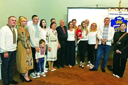 Прооперовані діти прийшли на зустріч із Джорджем Кузьмою (посередині у чорній вишиванці). Фото автора