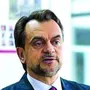 Перед тим, як відправити свою кераміку на випал у піч, вмочує її у… молоко