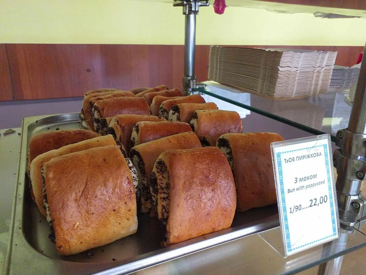 Булочка з маком коштує 22 гривні.